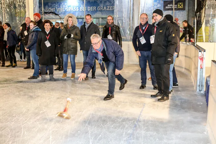 Rund 75 Persönlichkeiten aus Wirtschaft, Sport und Kultur lieferten sich spannende Wettkämpfe und zeigten ihr Können auf dem Eis.