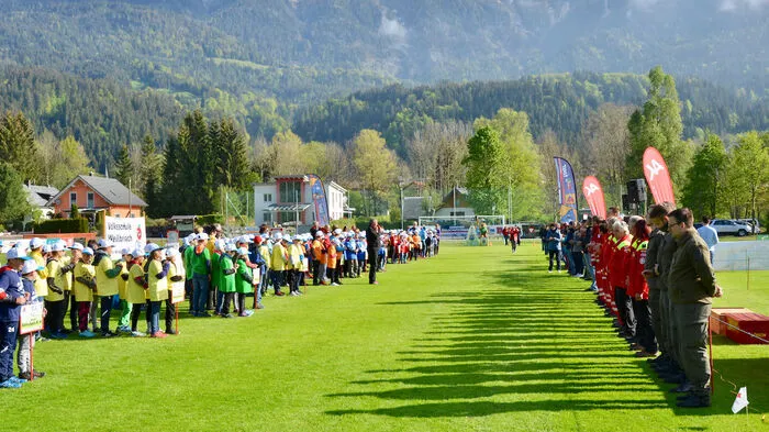 Kindersicherheits-Olympiade: Ein Großaufgebot von Schülern, Einsatzkräften und Ehrengästen auf dem Sportplatz in Dellach/Gail.