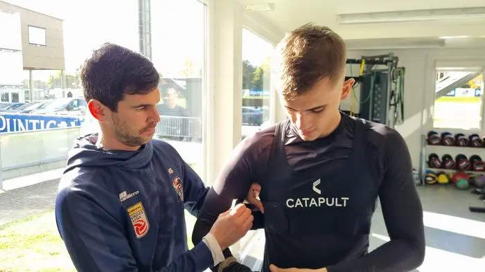 Athletiktrainer Hannes Sauerschnig legt Ervin Omic den „Daten-Gurt“ an