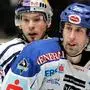 GEPA-1602075947 - VILLACH,AUSTRIA,16.FEB.07 - SPORT DIVERS, EISHOCKEY - Erste Bank Eishockey Liga, VSV Villach vs EC Red Bull Salzburg. Bild zeigt Thomas Koch (EC RBS) und Dany Bousquet (VSV).
Foto: GEPA pictures/ Oskar Hoeher
