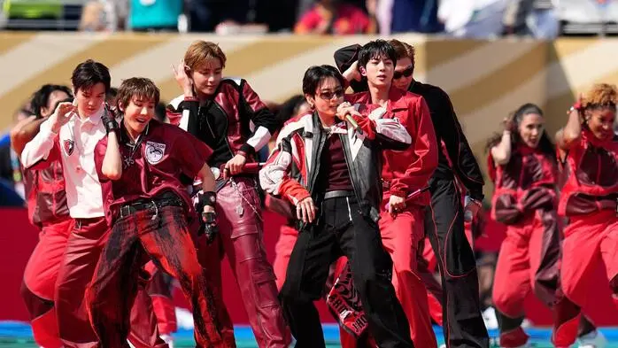 Die Band BTS bei der Halftime-Show der Fußball-WM