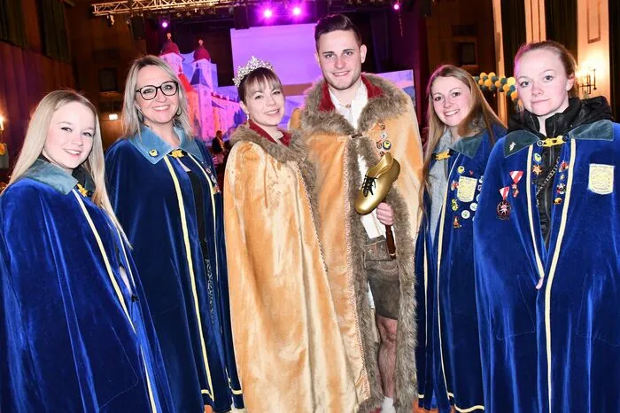 Mit dabei auch das Prinzenpaar Jacqueline, die reitende Insta-Queen (Christöfl) und Prinz Steve, der ambärige Drehfeld-Kicker (Thalhammer).