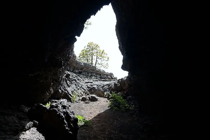 Eine kleine, versteckte Tropfsteinhöhle bei Kilometer 10 an der Straße von Adeje Richtung Teide-Nationalpark.