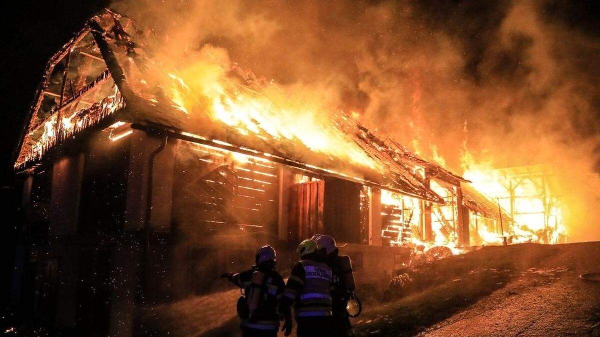 Feuerwehrleute retteten Wohnhaus vor dem Übergreifen der Flammen