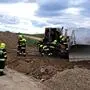 35 Feuerwehrkräfte löschten am Dienstag eine brennende Schubraupe in einer Schottergrube in Tillmitsch. Motorraum und Fahrerkabine standen beim Eintreffen bereits in Vollbrand