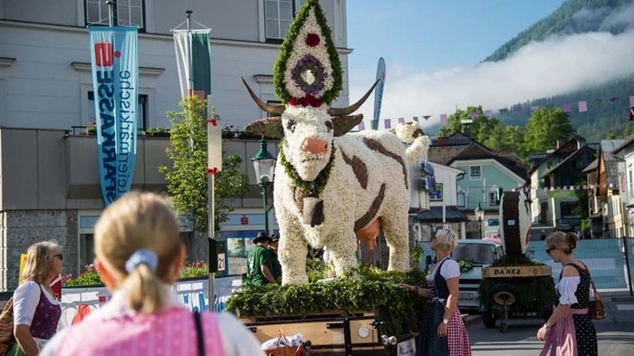 Der Stadtkorso am Vormittag des 57. Narzissenfests war ein voller Erfolg. Rund 20.000 Besucher flanierten zwischen den 27 Narzissenfiguren.