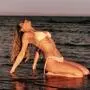 Melissa Naschenweng im Bikini am Strand | Melissa zur „Golden Hour“ an einem italienischen Sandstrand