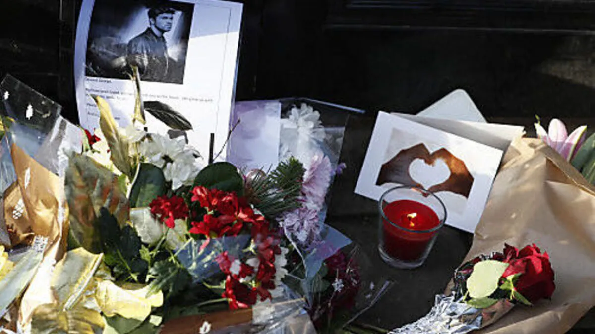 Fans legen Blumen vor das Haus von George Michael in London