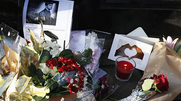 Fans legen Blumen vor das Haus von George Michael in London