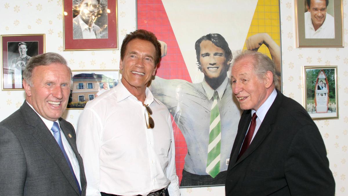 Archivbild aus 2011: Arnold Schwarzenegger besuchte mit Altlandeshauptmann Josef Krainer am Donnerstag das Schwarzenegger-Museum, gemeinsam mit Initiator Peter Urdl (links)