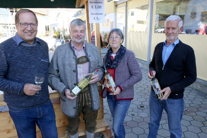 Auch zwei Weinbauern aus St. Urban waren mit ihren Weinständen vertreten: Heinz Reicher (2. von links) tischte „Solaris“ und „Regent“, Gertraud und Roland Gutzinger (3. und 4. von links) „Muskaris“ auf. 