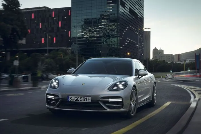 Nutzt der Panamera alternativ zum serienmäßigen 3,6-kW-Ladegerät den optionalen 7,2-kW-On-Board-Lader und einen 230-Volt-Anschluss mit 32 Ampere, ist die Batterie bereits nach 2,4 Stunden voll. Via Porsche Communication Management (PCM) oder der App Porsche Connect (für Smartphone und Apple Watch) kann das Laden auch zeitgesteuert gestartet werden. Darüber hinaus ist der Panamera Turbo S E-Hybrid mit einer Standklimatisierung ausgestattet, um den Innenraum schon während des Ladens zu kühlen oder zu heizen.