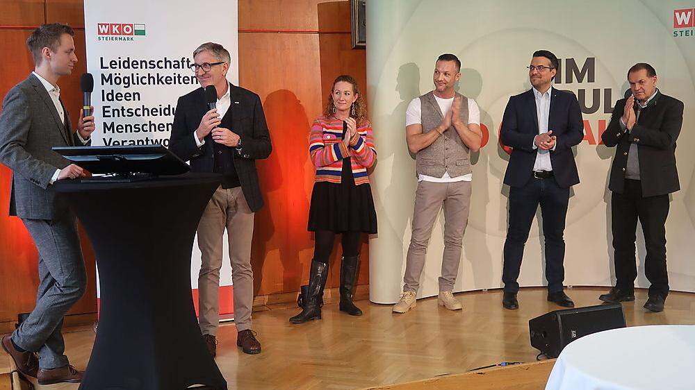 Moderator Mathias Pascottini mit WK-Präsident Josef Herk und den regionalen Unternehmern Beate Riegler, Martin Hintsteiner, Enzo Zadra und Hannes Merl