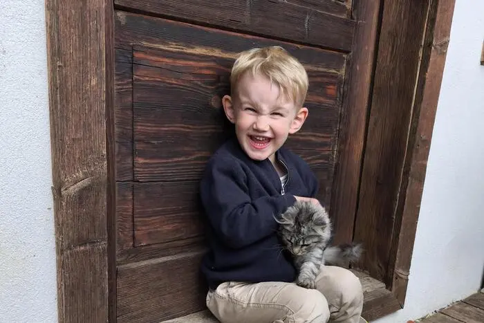 Felix im Glück | Was bedeutet Glück? Für Felix ist es eindeutig ein Besuch bei seiner Oma und seinem Opa und das Kuscheln mit Lieblingskatze Gerti. Herzlichen Dank an unseren Leserreporter Martin Gosch aus Wies für dieses entzückende Foto.