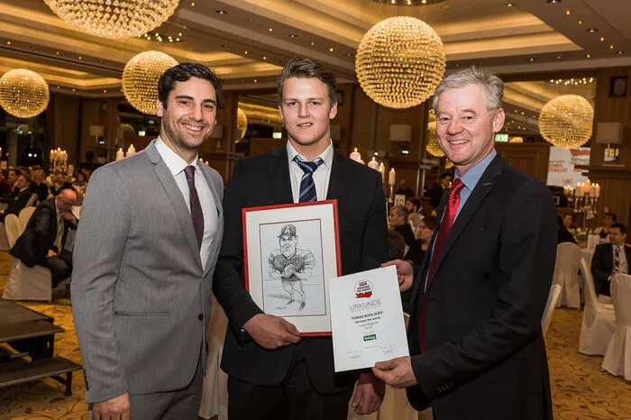 Kleine Zeitung Sportchef Martin Quendler mit Preisträger Tobias Rodlauer und dem Marketingleiter von Kategorie-Sponsor Kelag, Werner Pietsch