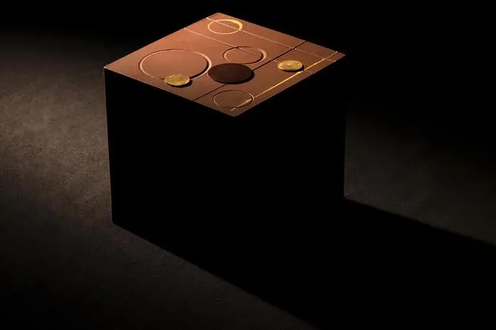Jedem Easter Cube ist ein Hammer beigelegt, mit dem man den Schokowürfel knacken kann. Fünf der auf 100 Stück limitierten Würfel bergen eine weitere Überraschung - ein goldenes Ticket für die Teilnahme an einer Schokoladen-Meisterklasse für zwei im Pecks Store in Mailand.