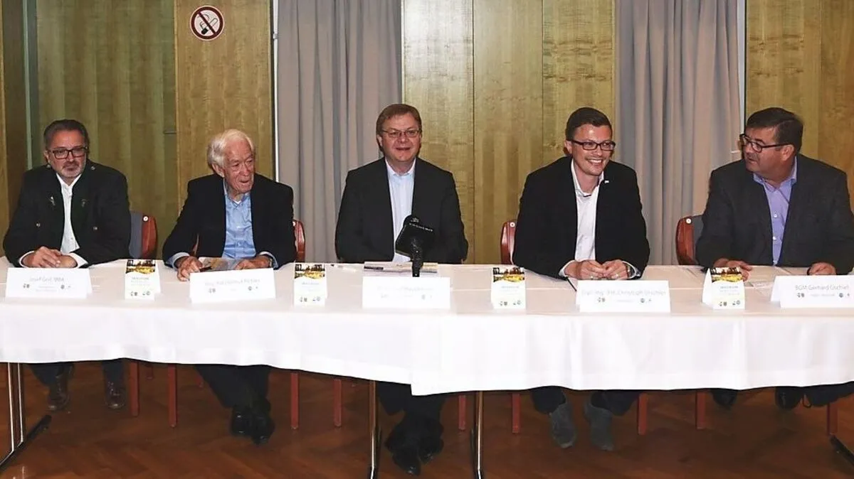Josef Grill (Gemeindekassier Buch-St. Magdalena), OTVG-Geschäfstführer Helmut Pichler, Bürgermeister Josef Hauptmann, KEM-Manager Christoph Urschler und Bürgermeister Gerhard Gschiel stellten die Energieregion vor