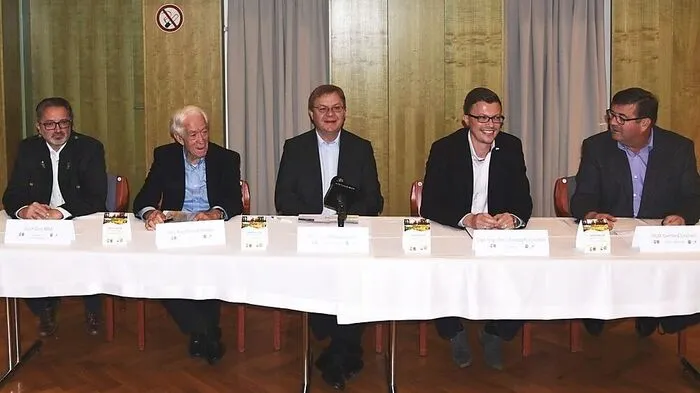 Josef Grill (Gemeindekassier Buch-St. Magdalena), OTVG-Geschäfstführer Helmut Pichler, Bürgermeister Josef Hauptmann, KEM-Manager Christoph Urschler und Bürgermeister Gerhard Gschiel stellten die Energieregion vor