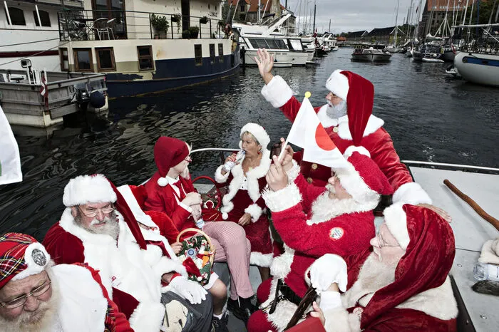 Nach Angaben der Veranstalter kamen Weihnachtsmänner aus Großbritannien, Kanada, Dänemark, Frankreich, Deutschland, Hongkong, Ungarn, Italien, Japan, Norwegen, Schweden und den USA zu dem viertägigen Kongress in den Bakken-Vergnügungspark in Kopenhagen.