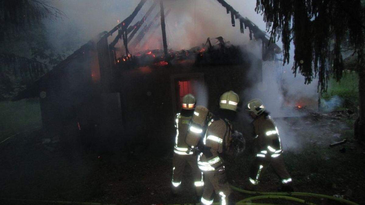 Die Berufsfeuerwehr Graz stand mit fünf Fahrzeugen und 29 Mann im Einsatz