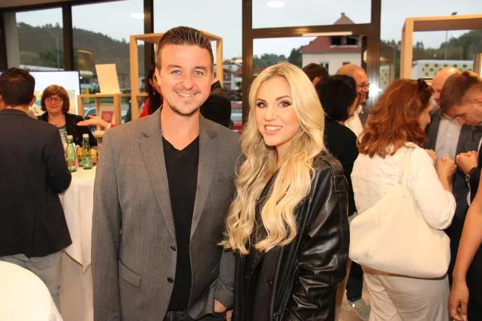 Zur Eröffnung kamen etwa Musikproduzent Dominik Hemmer und Schlagersängerin Natalie Holzner.
