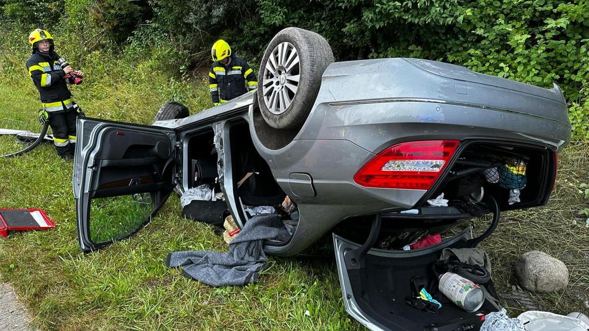 Das Fahrzeug überschlug sich und kam auf dem Dach zu liegen