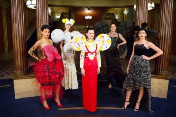 Der Entscheidungswalk stand unter dem Motto 90 Jahre Micky Maus - die Kandidatinnen wurden als Fashion-Versionen von Micky und Minnie gestylt ...