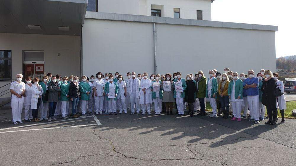 Zahlreiche Angestellte des LKH Voitsberg protestierten vor dem Krankenhaus