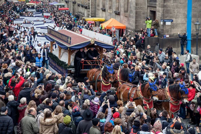 Beim traditionellen Stollenfest feiern die ansässigen Bäcker und Konditoren mit hunderttausenden Gästen aus aller Welt "ihren" Christstollen.