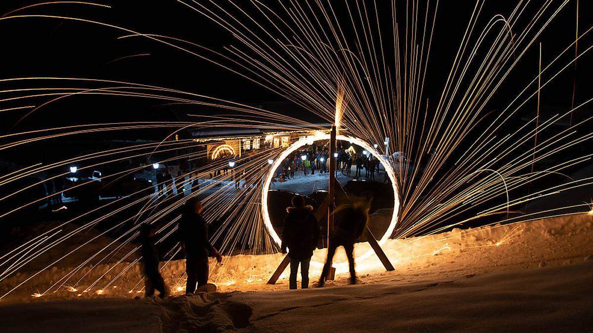 Spektakuläres Schauspiel in Nostra bei Birnbaum: Feuerrad zum Jahreswechsel