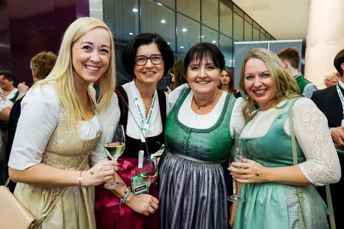 Frau Vize-LH Manuela Khom (3. v. l.) in guter Gesellschaft