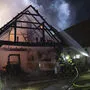 Da Wirtschaftsgebäude in einem Gehöft fing Feuer