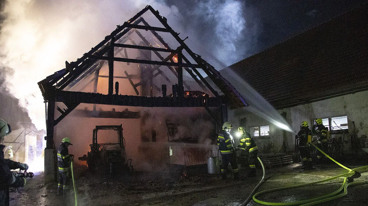 Da Wirtschaftsgebäude in einem Gehöft fing Feuer