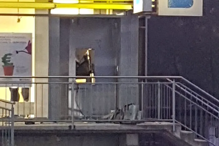 Kurz vor 4 Uhr ging am Freitag der automatische Alarm der Bank bei der Polizei ein. Beim Euco-Center, einem Einkaufszentrum im Süden von Wolfsberg, war ein Bankomat gesprengt worden.