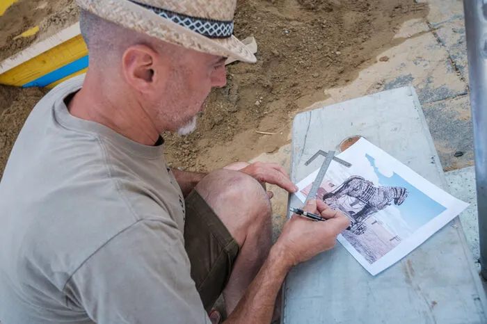 Die Bildhauer Marielle Heessels (Niederlande), Leonardo Ugolini (Italien), Mac David (Belgien) und David Ducharme (Kanada) arbeiten noch weiter an den Unterwasserskulpturen und -landschaften.