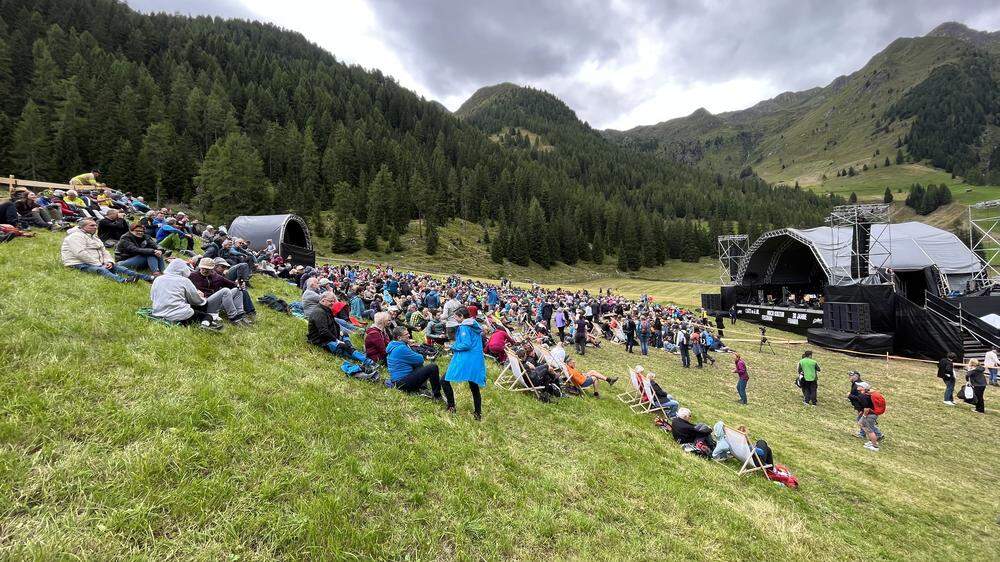 Die 2000 Besucher, applaudierten. Das Festivalgelände ist eingebettet in die Villgrater Berge