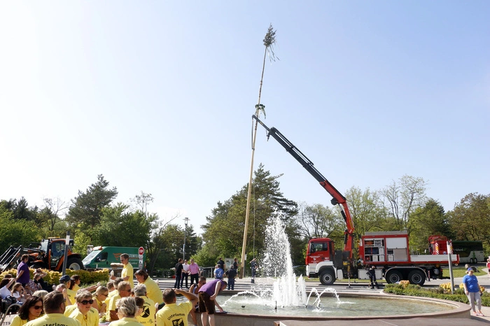 ...wurde ein 25 Meter hoher festlich geschmückter Maibaum am Thermenvorplatz aufgestellt.