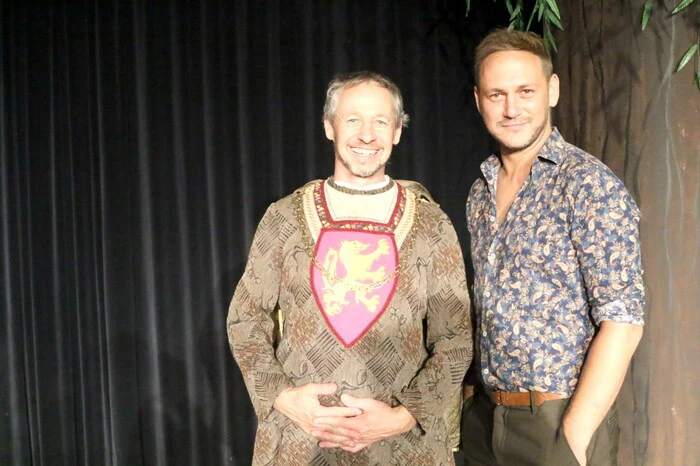 Und so gab es am Sonntag für Regisseur Christian Krall (rechts) viel Beifall im bis auf den letzten Platz besetzten örtlichen Stadtsaal. Übrigens: Heuer auch als Schauspieler auf den Brettern, die die Welt bedeuten: Burghofspiele-Obmann Helmut Wachernig (links) als „Richard Löwenherz“. 