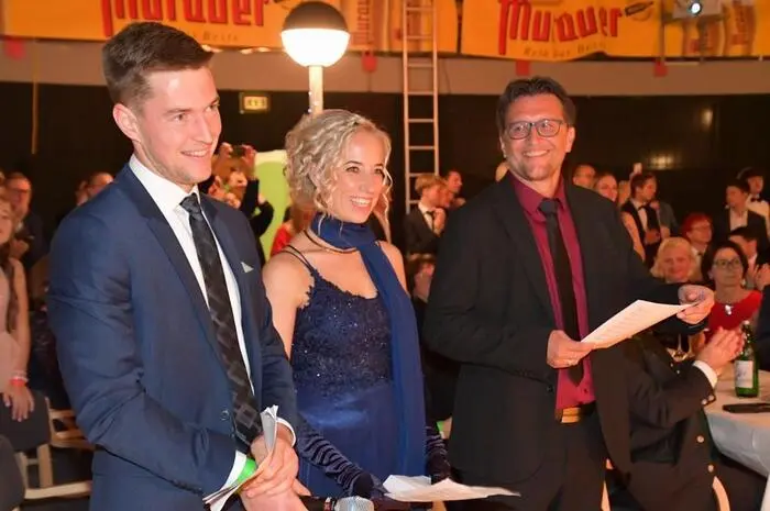 Die Klassenvorstände Christian Dorfer, Christine Thanner und Gernot Zirker stellten am Beginn der Ballnacht den Besuchern die jungen Damen und Herren des Maturajahrganges vor. 
