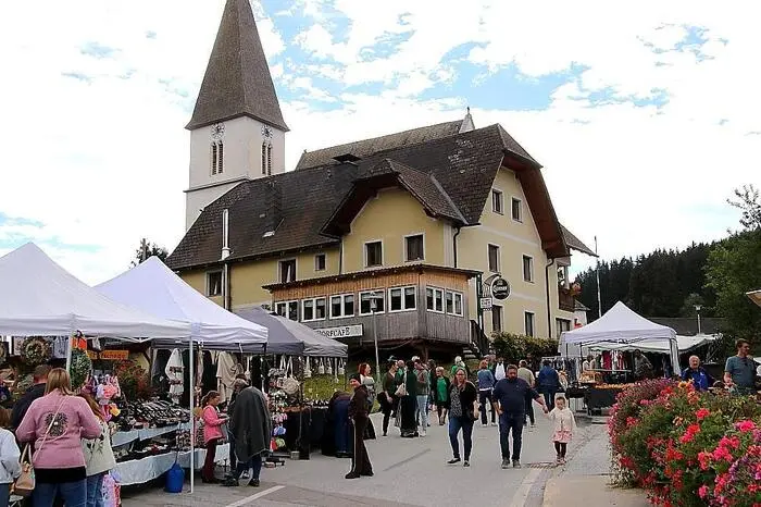 Motto „Das ganze Dorf ist Bühne“, für das der Kirtag weithin bekannt ist, lockte zahlreiche Besucher an. 