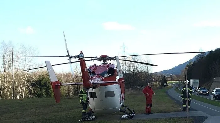 Ein Rettungshubschrauber musste am Montagvormittag unmittelbar neben der Kärntner Straße B83 in Riegersdorf, Gemeinde Arnoldstein, landen. 