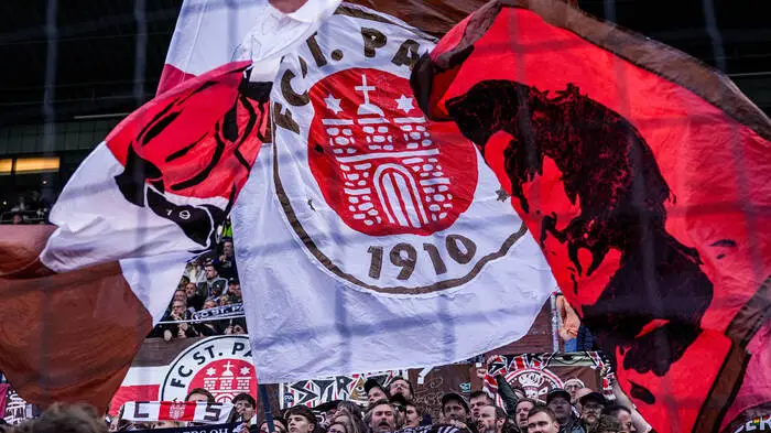 Die Fanszene des FC St. Pauli gilt als eine der politisch profiliertesten Deutschlands. Nun muss sie sich auch mit Übergriffen und Machtmissbrauch in den eigenen Reihen auseinandersetzen.