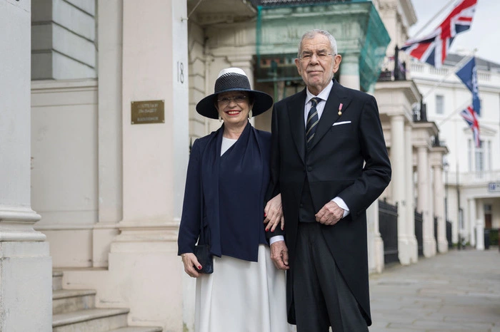 Auch Bundespräsident Alexander Van der Bellen und Doris Schmidauer sind bei der Krönung dabei