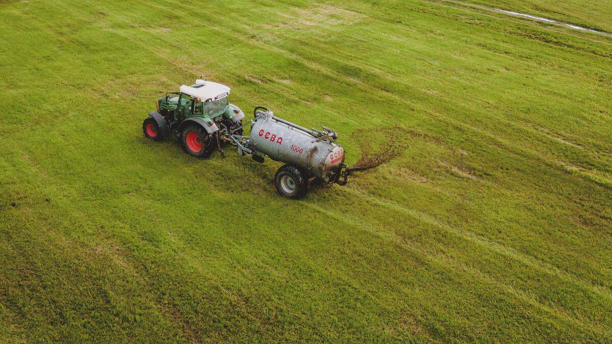 Mehrmals pro Jahr düngen Landwirte - bevorzugt vor dem Regen 