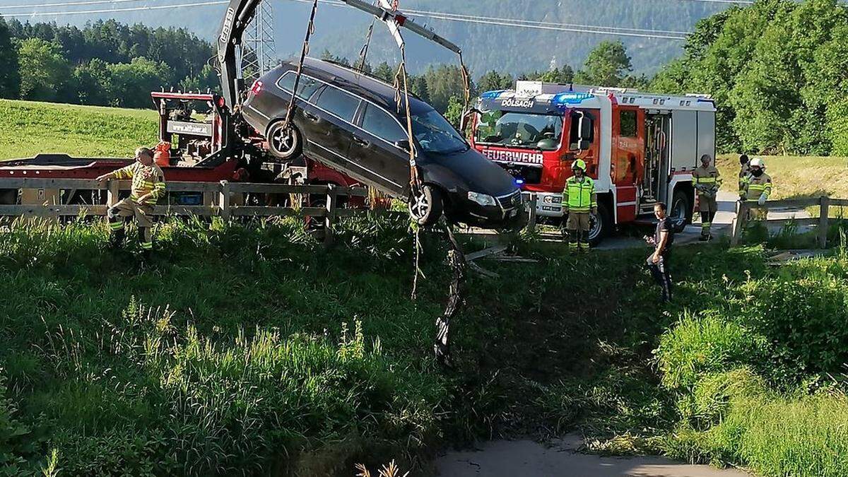 Die Feuerwehr holte das Fahrzeug aus dem Becken  