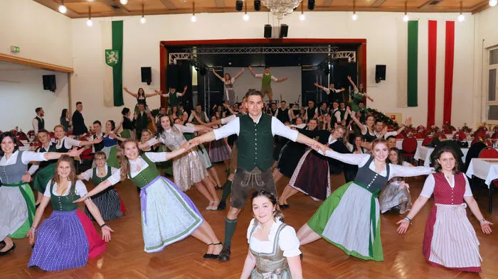 Nach dem Motto „Tanzen bis der Hahn kräht“ feierten im restlos ausverkauften Volkshaus und in der Sporthalle Köflach die vielen Gästen den traditionellen Bezirksbauernball. Die Mitglieder der Landjugend, Bäuerinnen und Bauernbund des Bezirkes Voitsberg organisierten wieder einen Ball mit zahlreichen Höhepunkten und sorgten für eine rauschende Ballnacht bis in die frühen Morgenstunden.
