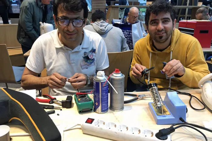 Barshid und Shahab stammen aus dem Iran und helfen gerne