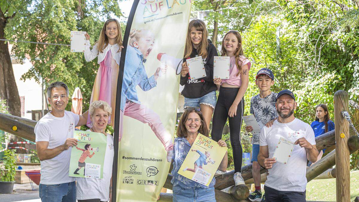 Stadtrat Kurt Hohensinner, Ingrid Krammer (Leiterin des Amts für Jugend und Familie), Bürgermeisterin Elke Kahr und Markus Schabler (Amt für Jugend und Familie) beim Startschuss der Initiative &quot;Sommer des Zuhörens&quot;