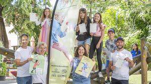 Stadtrat Kurt Hohensinner, Ingrid Krammer (Leiterin des Amts für Jugend und Familie), Bürgermeisterin Elke Kahr und Markus Schabler (Amt für Jugend und Familie) beim Startschuss der Initiative &quot;Sommer des Zuhörens&quot;