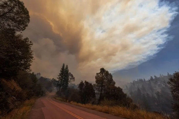 Das sogenannte Oak Fire, das am Samstagabend (Ortszeit) im Bezirk Mariposa auf rund 48 Quadratkilometern wütete, zerstörte zehn Gebäude und beschädigte fünf weitere.